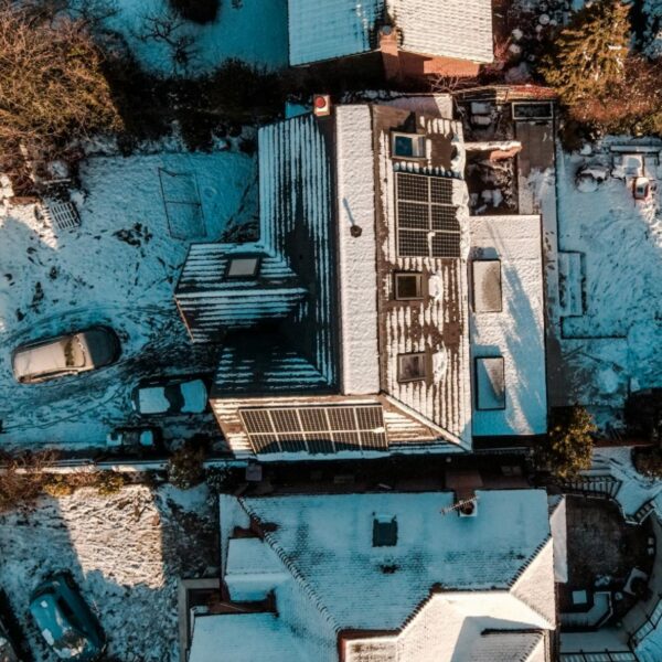 Read more about the article Do solar panels work in winter? A guide to powering your home in cold weather